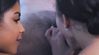Стройные темнокожие студентки устроили ЖМЖ в бассейне