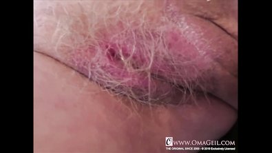 Толстая бабка с огромными титьками показывает свою волосатую пизду крупным планом