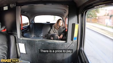 Молодая индианка отсасывает толстый хер таксиста в машине и ебется через рваные колготки