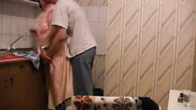 Толстожопую жирную бабку выебал на кухне ее развратный внук
