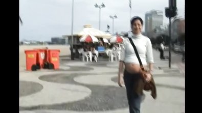Беременная бразильская телка показывает свои прелести и делает отсос от первого лица