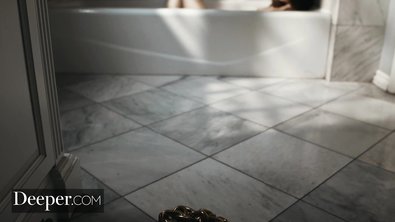 Стройная светловолосая госпожа устроила ЖМЖ с послушной рабыней и хуястым любовником