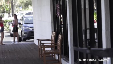 Тощую азиатскую блядину жестко оттрахали за деньги в ближайшей подворотне