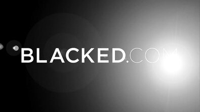 Грудастая итальянка в красных туфлях отсасывает громадный черный хуй и ебется с негром