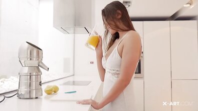 Нежный утренний секс с красивой девушкой в белом нижнем белье