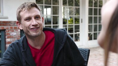 Симпатичная стройная шлюшка соблазнила любителя фут-фетиша