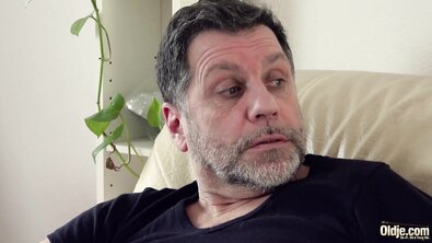 Молодую девку со стоячими сиськами жестко оттрахал взрослый отчим