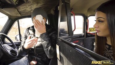 Жопастая темноволосая шлюха поебалась с таксистом в его машине