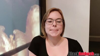 Рыжеволосую толстушку в очках смачно протрахали большим черным членом