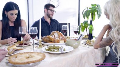 Красивая зрелка нарушила табу со стройной падчерицей и ее хуястым сводным братишкой