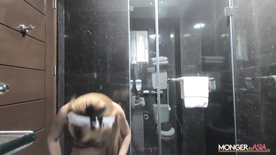 Хрупкую тайку на собеседовании отпердолили большим белым членом