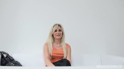 Стройную грудастую блондинку на порнокастинге трахнули от первого лица