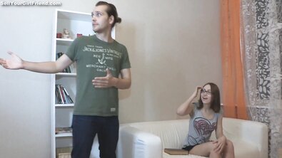 Стройную русскую молодуху в очках ебут на глазах у ее парня