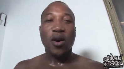 Муж наблюдет как его жену-шлюху ебут двумя большими черными членами