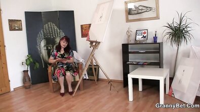 Пухлая рыжеволосая бабка подставила свою пизду молодому натурщику