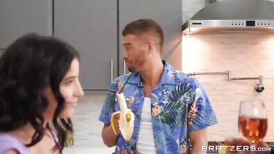 Пухлая пердатая зрелка с большими титьками отдалась хуястому пацану на вечеринке