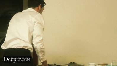 Итальянская красотка с круглой попкой и натуральными сиськами изменила мужу на его глазах