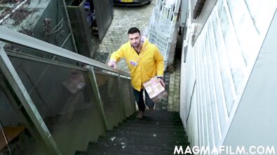 Курьер выебал в жопу светловолосую немецкую секретаршу прямо в офисе