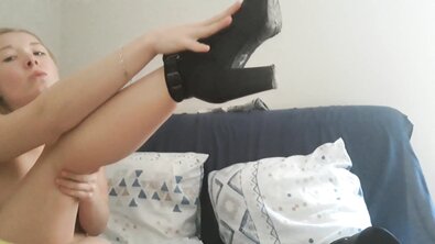Симпатичная 18-летняя блондинка раздевается, чтобы удовлетворить себя соло