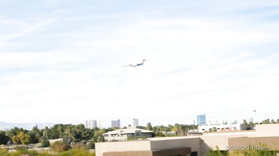 Белокожая блондинка оттрахана большим пенисом брата в постели