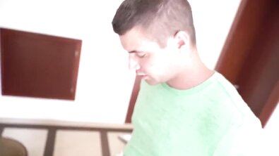 Зрелые женщины с большими натуральными сиськами ебутся с молодыми пацанчиками