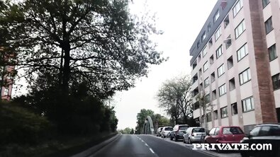 Толстожопая секретарша с большими дойками развлекается с членами посетителей