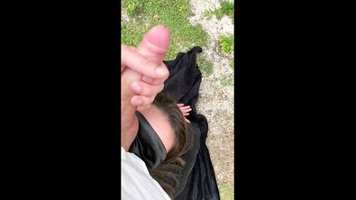 Жопастая француженка с завязанными глазами давится громадным членом и скачет на нем на природе