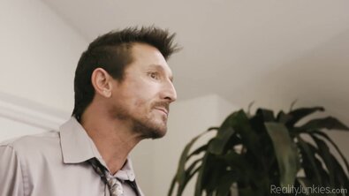 18-летняя няня разгуливает по дому топлесс и ебется с 45-летним хозяином