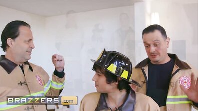 Красивая мамка с огромными дойками была жестко выебана молодым пожарником