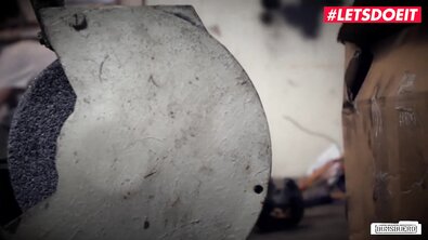 Автомеханики грубо ебут продажную милфу в нижнем белье