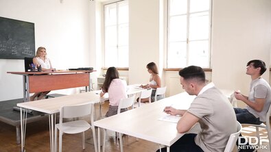 Молодёжь каждую пятницу после занятий устраивает сексуальные оргии прямо в школе