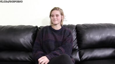 Сисястую светловолосую студентку с интимной стрижкой проверили на порнопригодность