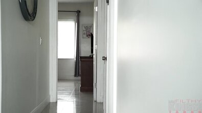 Худая азиатка в красном белье трахнула брата дрочера на кухне стоя