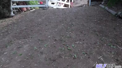 Жопастую светловолосую фермершу с красивой грудью выебали после работ на участке