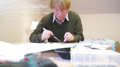 Пожилой женоненавистник грубо трахает молодую блондинку дома