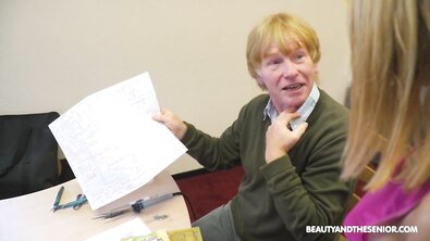 Пожилой женоненавистник грубо трахает молодую блондинку дома