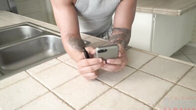 Парень в бейсболке жестко ебет стройную модель на кухне во время кастинга