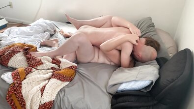 Лысый дрыщ жарит толстую рыжую зрелку на кровати
