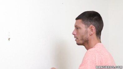 Сисястая мясистая латина с длинными волосами не смогла добиться внимания от мужа и поэтому изменила ему